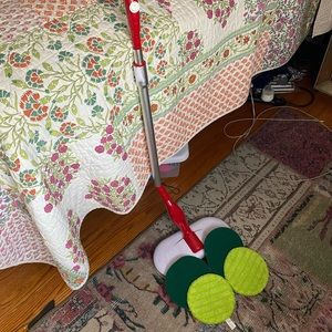 Hover scrubber with dual heads